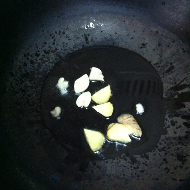 蘑菇雞腿肉電飯煲飯的做法 步骤4