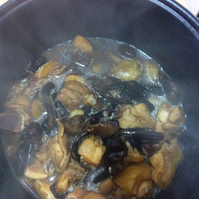 蘑菇雞腿肉電飯煲飯的做法 步骤7