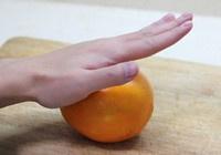手剝橙子的做法 步骤1
