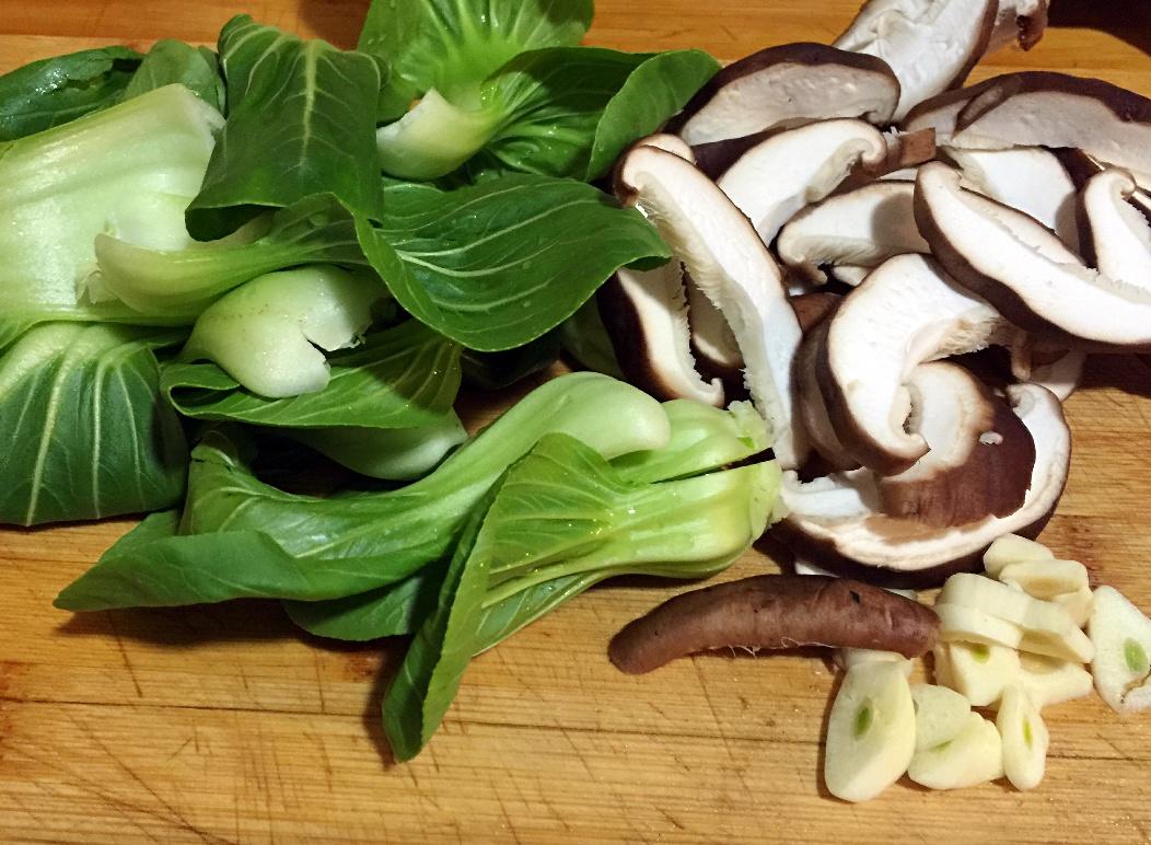 老丁的私房菜-香菇炒油菜的做法 步骤1