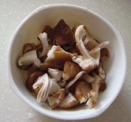 香菇炒油菜的做法 步骤2
