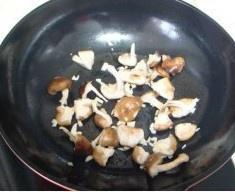 香菇炒油菜的做法 步骤7