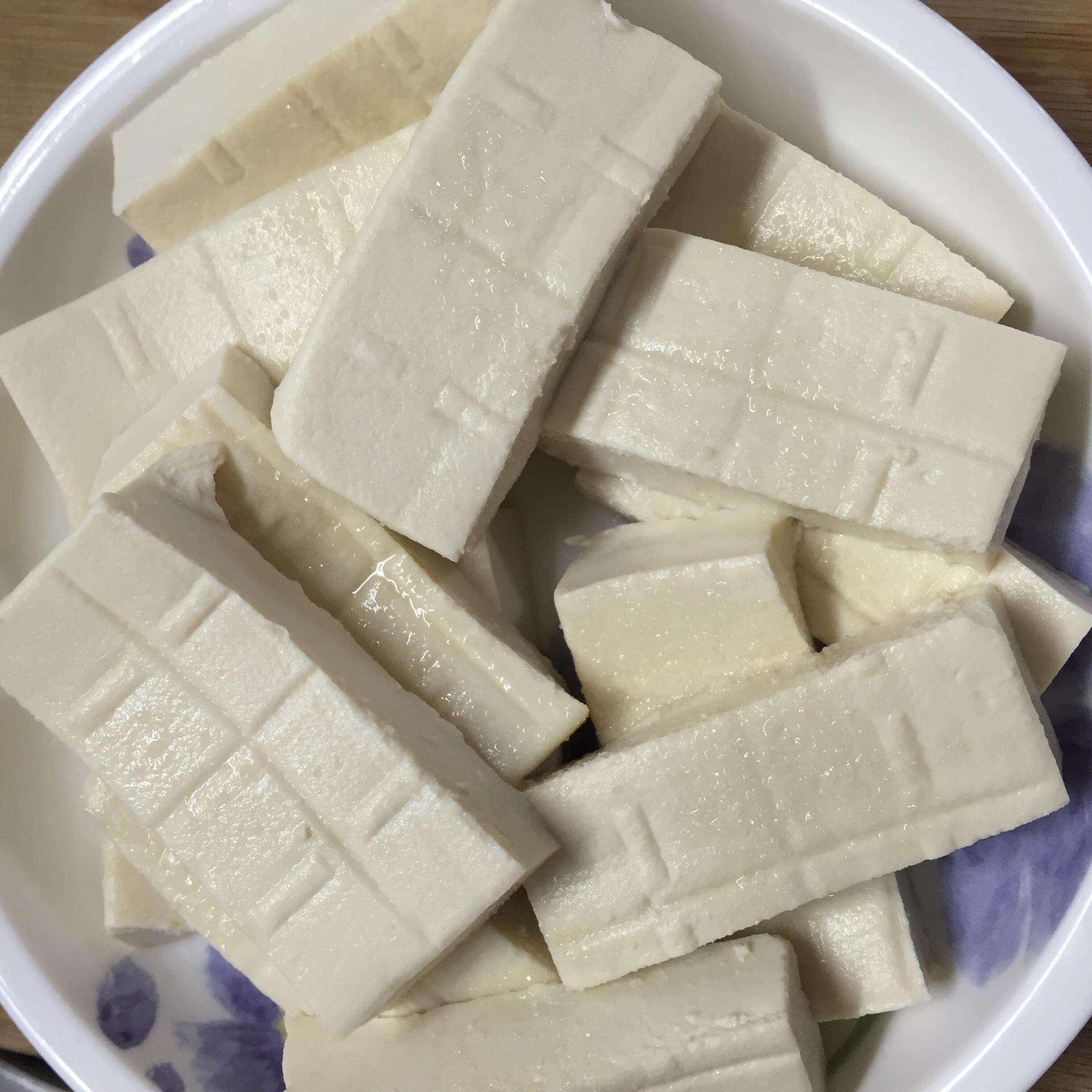 金針菇燜豆腐的做法 步骤1