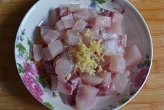 魚丁炒白靈菇的做法 步骤2