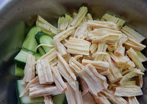 涼拌黃瓜腐竹的做法 步骤3