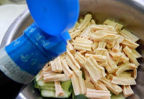 涼拌黃瓜腐竹的做法 步骤4