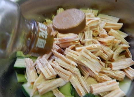 涼拌黃瓜腐竹的做法 步骤5