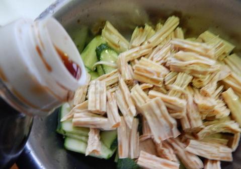 涼拌黃瓜腐竹的做法 步骤6