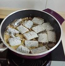 黑胡椒幹煎帶魚的做法 步骤3
