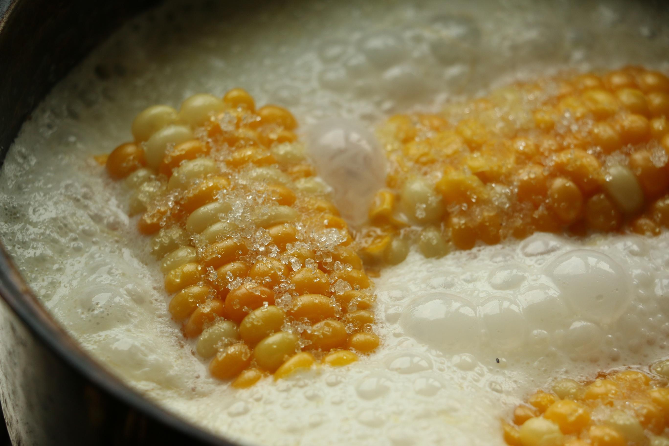 奶香煮玉米的做法 步骤3