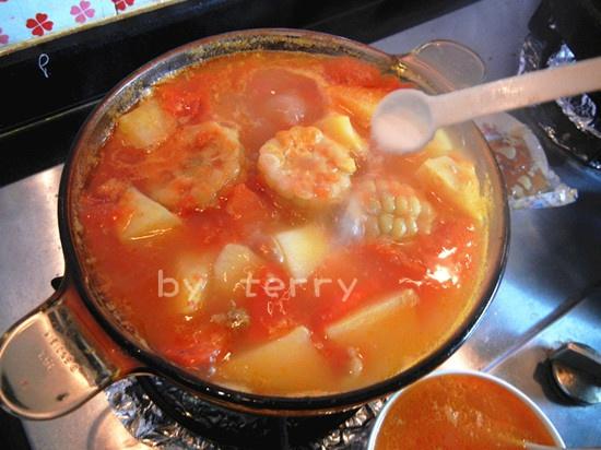 番茄土豆玉米排骨湯的做法 步骤9