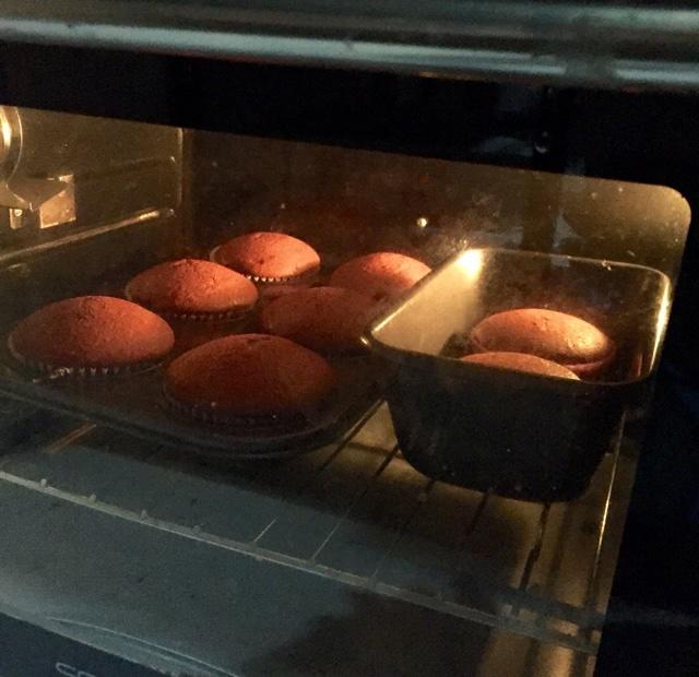 傳統紅絲絨杯子蛋糕（極軟無泡打粉）Red velvet cupcake的做法 步骤14