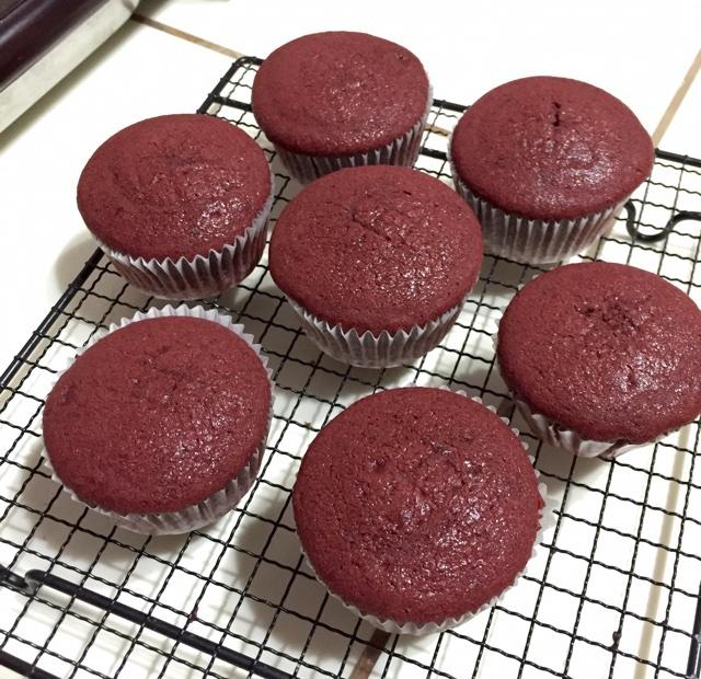 傳統紅絲絨杯子蛋糕（極軟無泡打粉）Red velvet cupcake的做法 步骤15