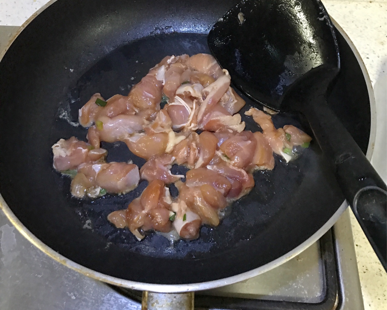 番茄白玉菇雞腿肉的做法 步骤2