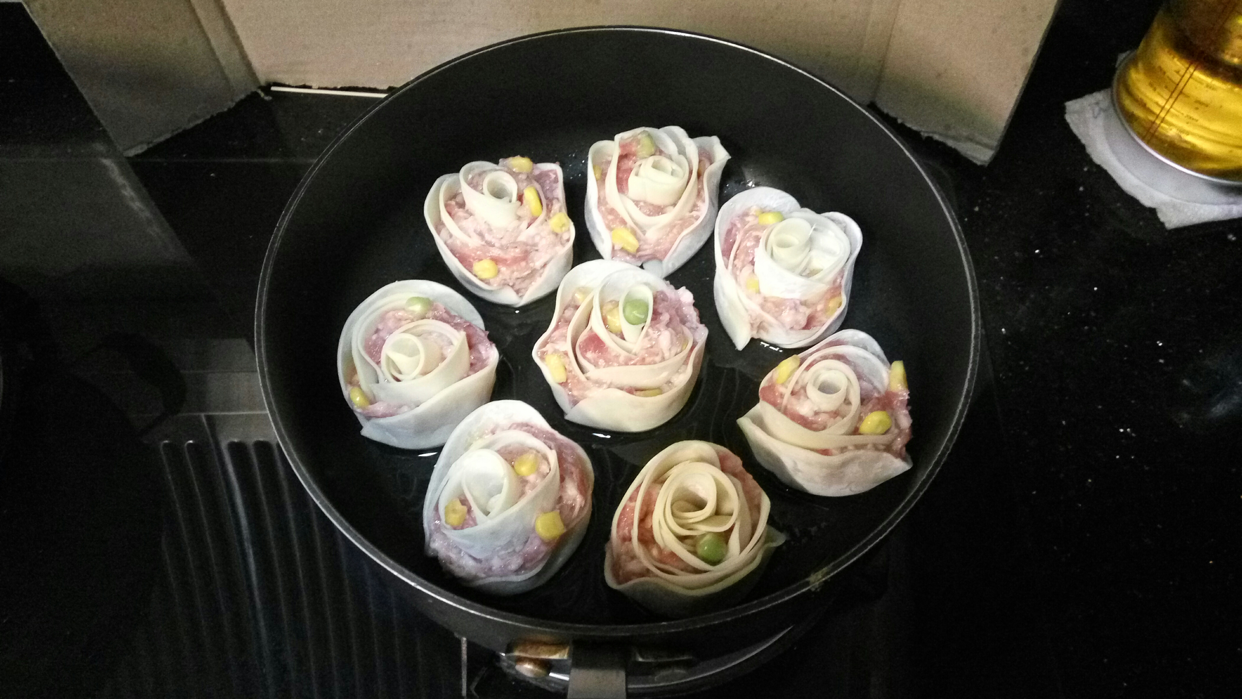 玫瑰花抱蛋煎餃的做法 步骤6