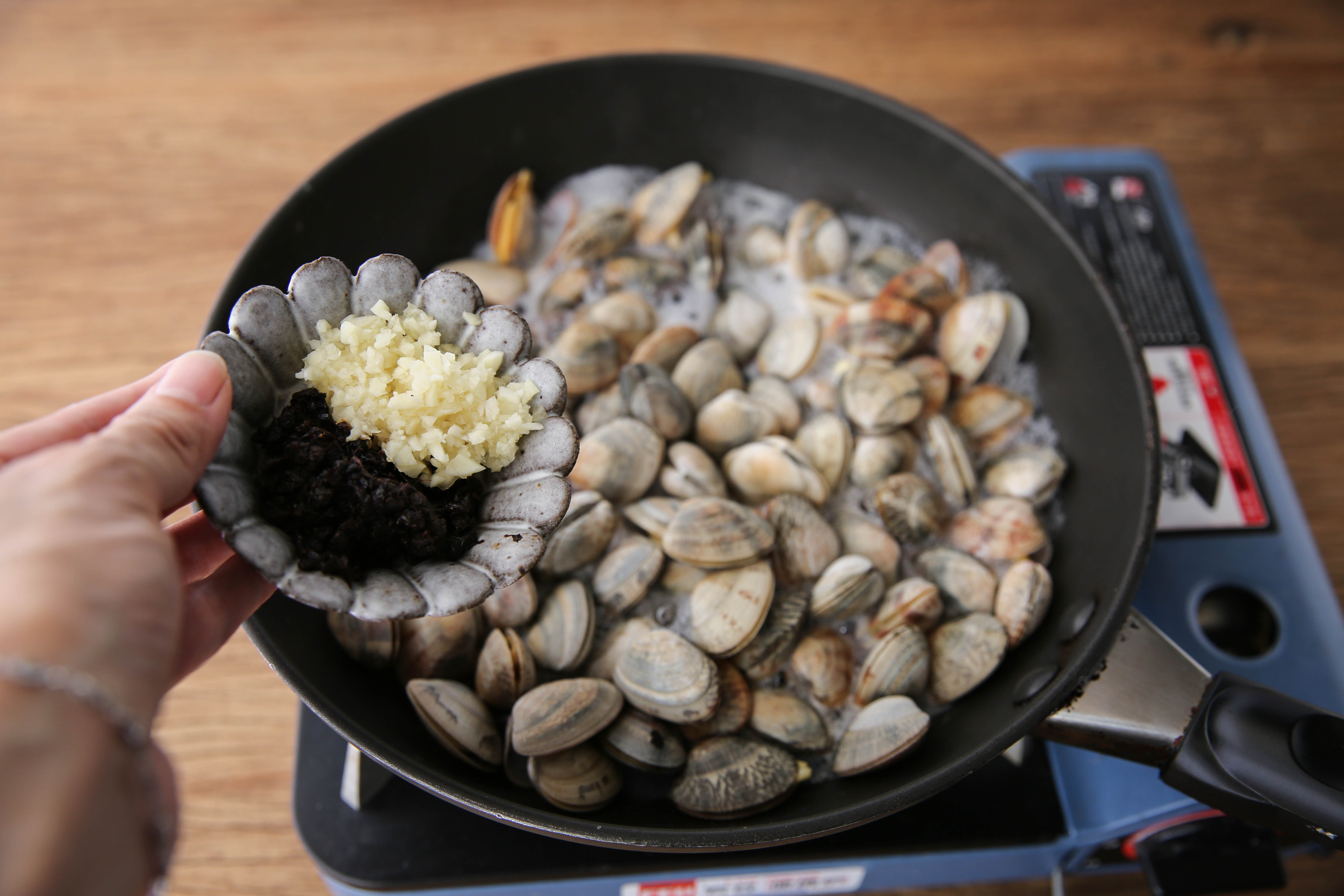 辣炒花蛤――老恆和深夜食堂的做法 步骤5