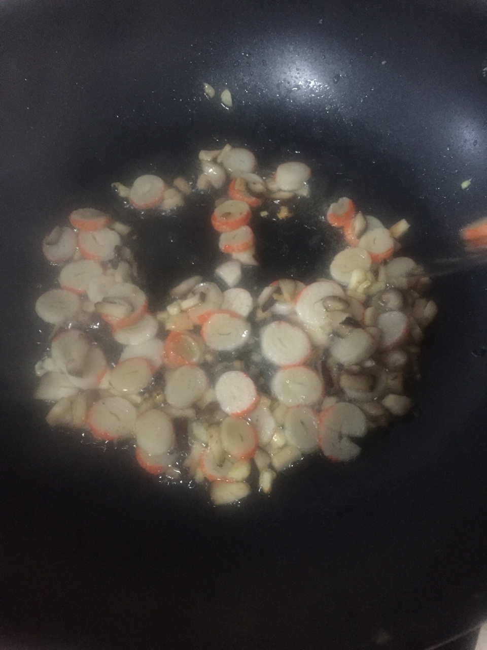魷魚蟹肉炒飯的做法 步骤3