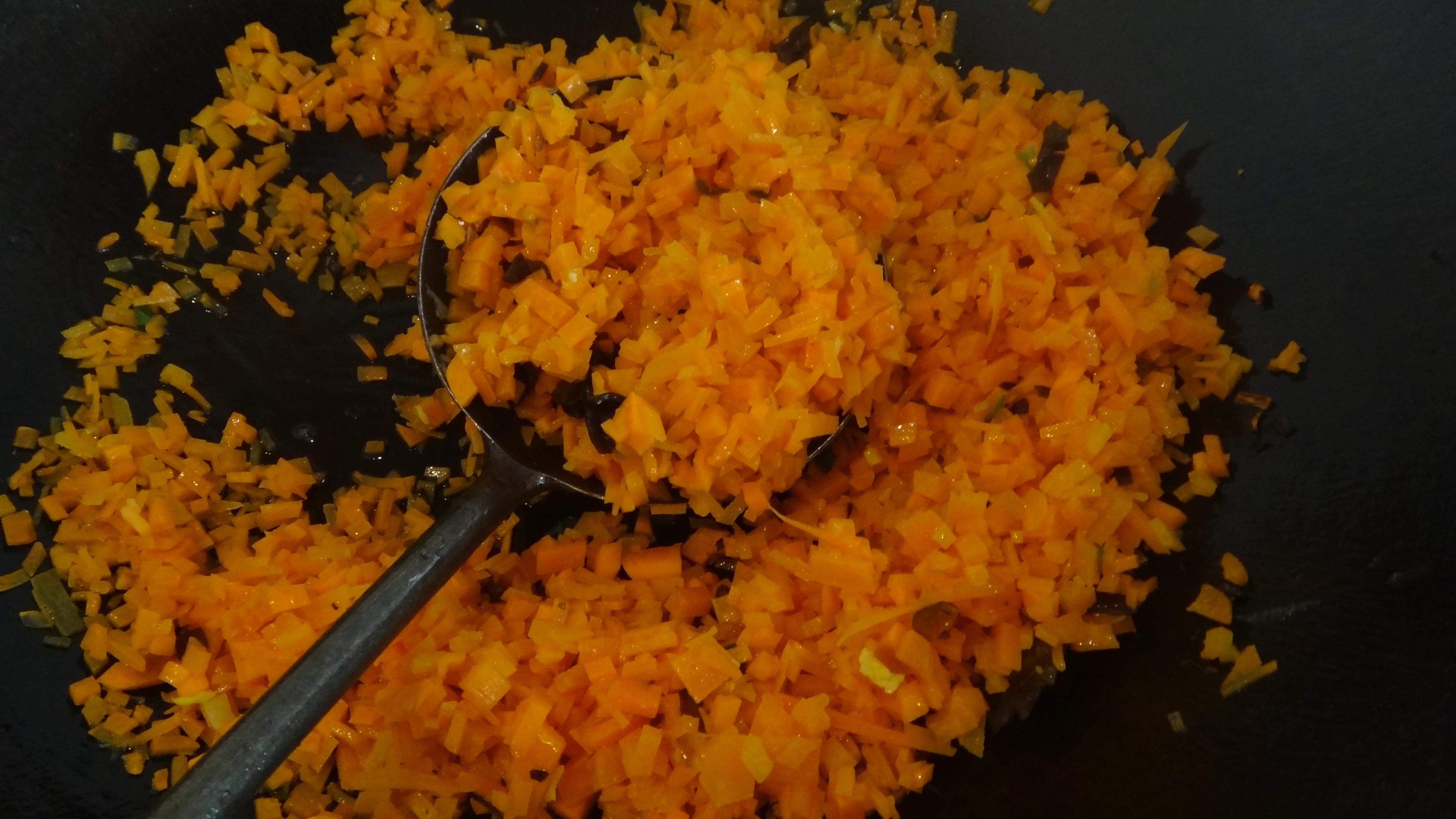 胡蘿蔔木耳雞蛋素包子的做法 步骤3