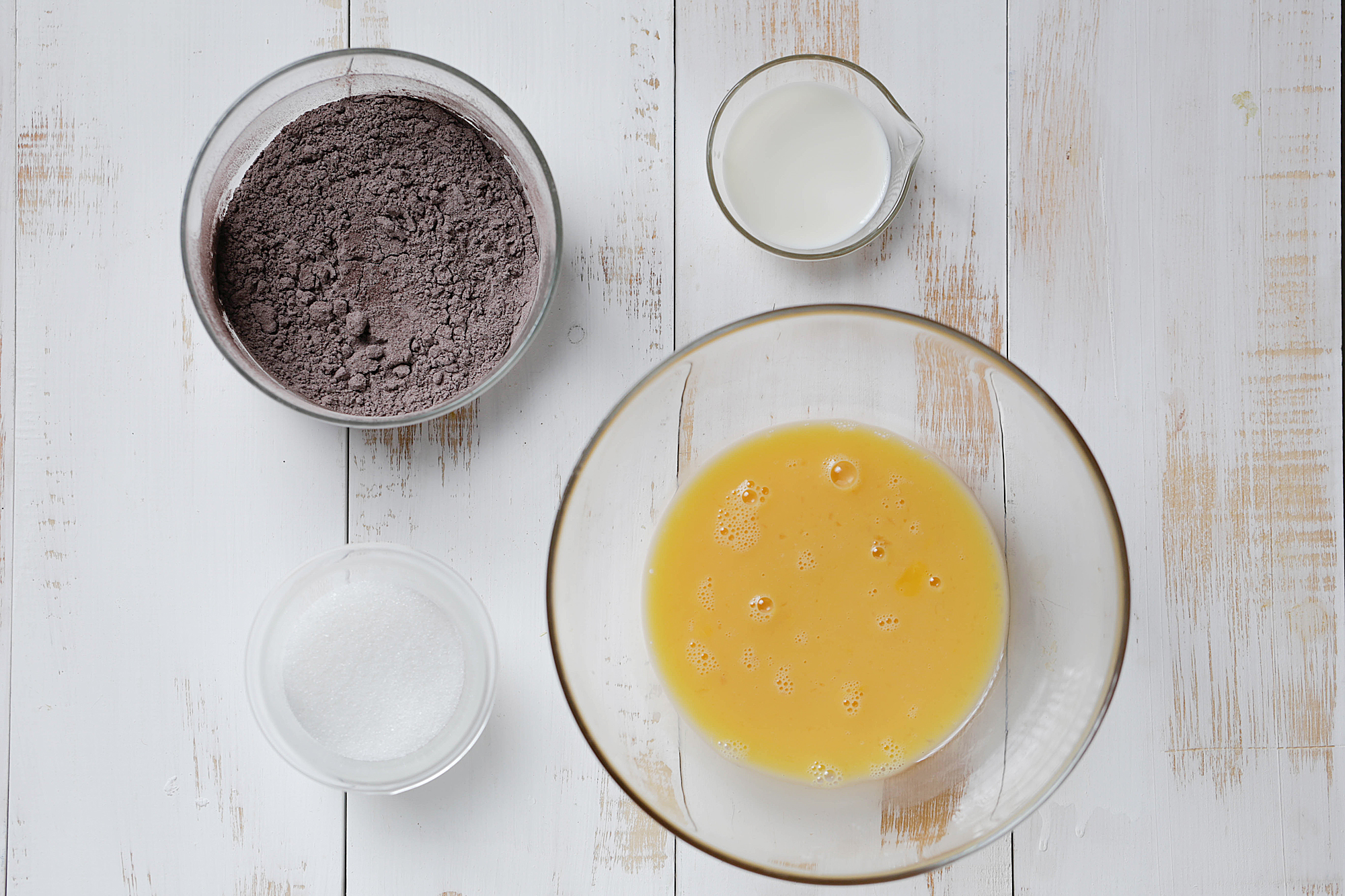 Kiri奶油芝士食譜——奶油芝士霜飾巧克力海綿蛋糕的做法 步骤1