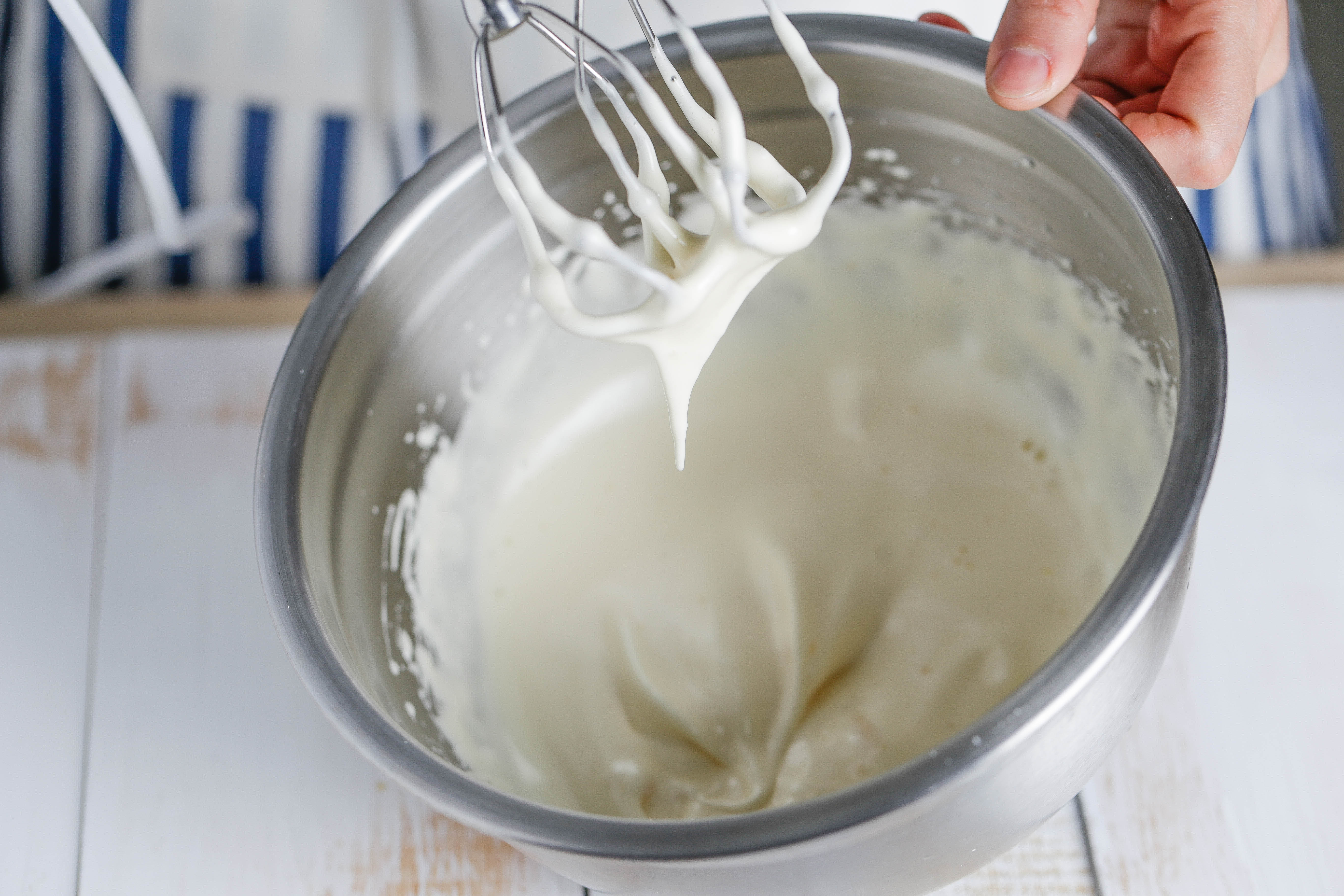 Kiri奶油芝士食譜——奶油芝士霜飾巧克力海綿蛋糕的做法 步骤2