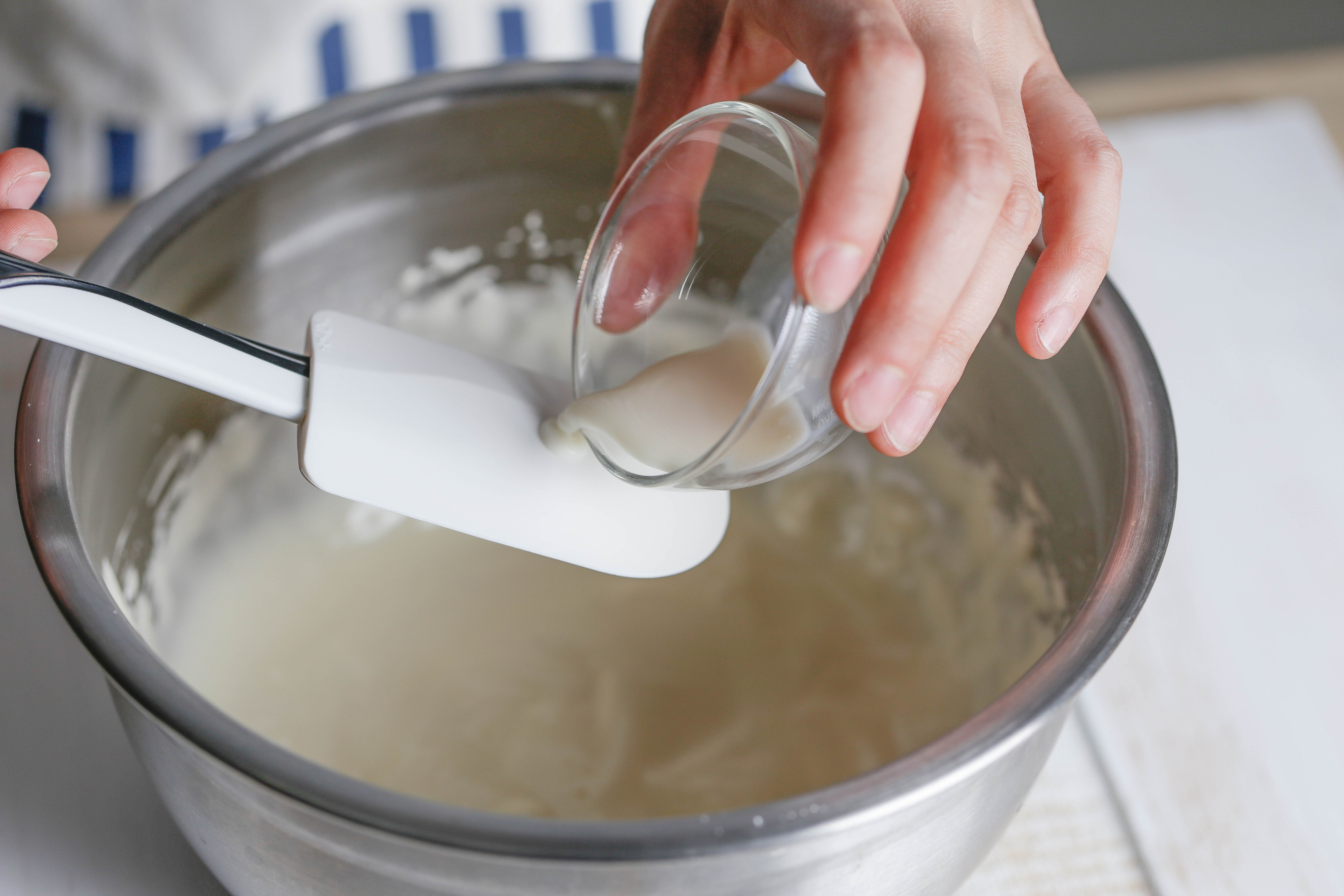 Kiri奶油芝士食譜——奶油芝士霜飾巧克力海綿蛋糕的做法 步骤3