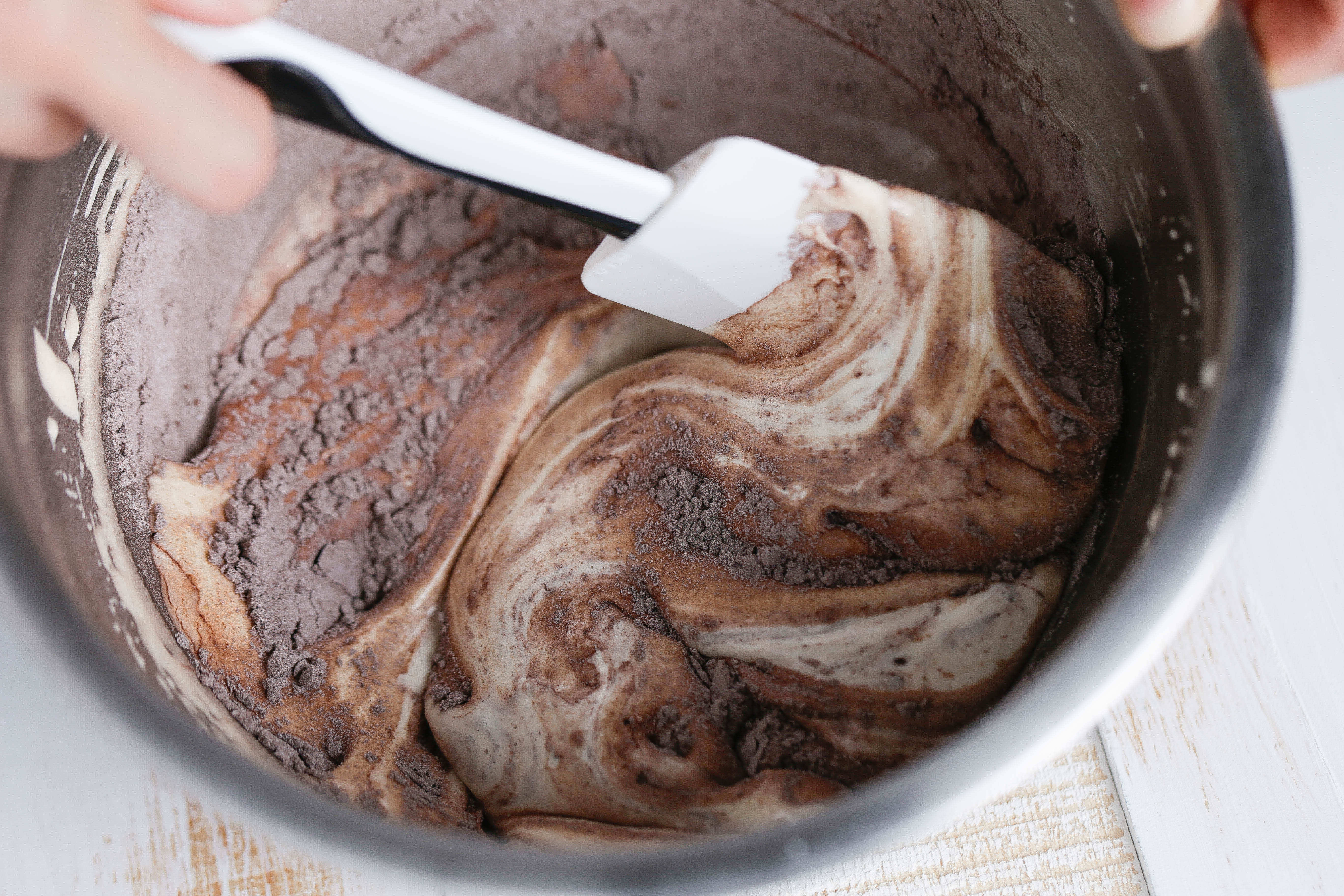 Kiri奶油芝士食譜——奶油芝士霜飾巧克力海綿蛋糕的做法 步骤4