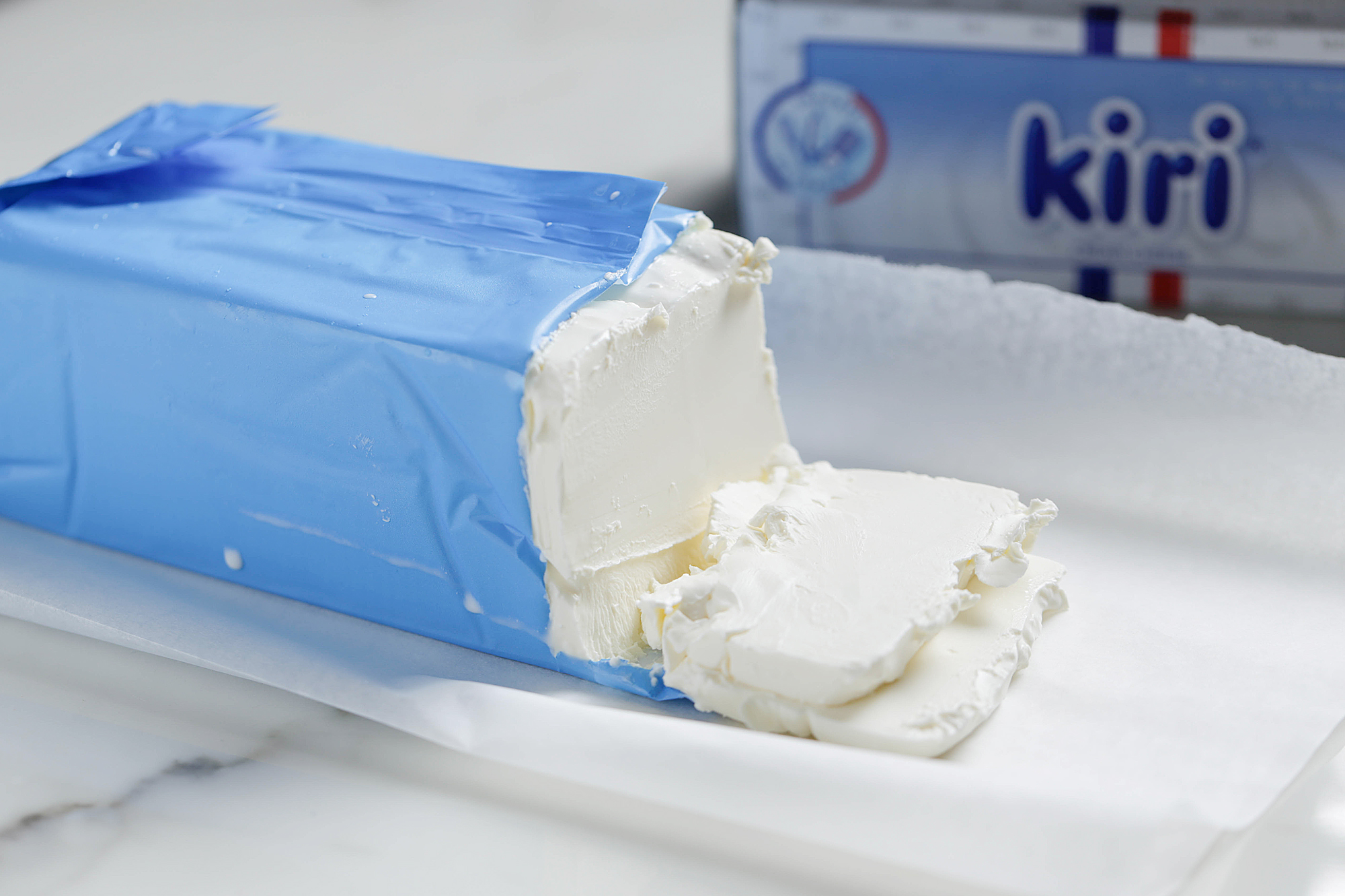 Kiri奶油芝士食譜——奶油芝士霜飾巧克力海綿蛋糕的做法 步骤9