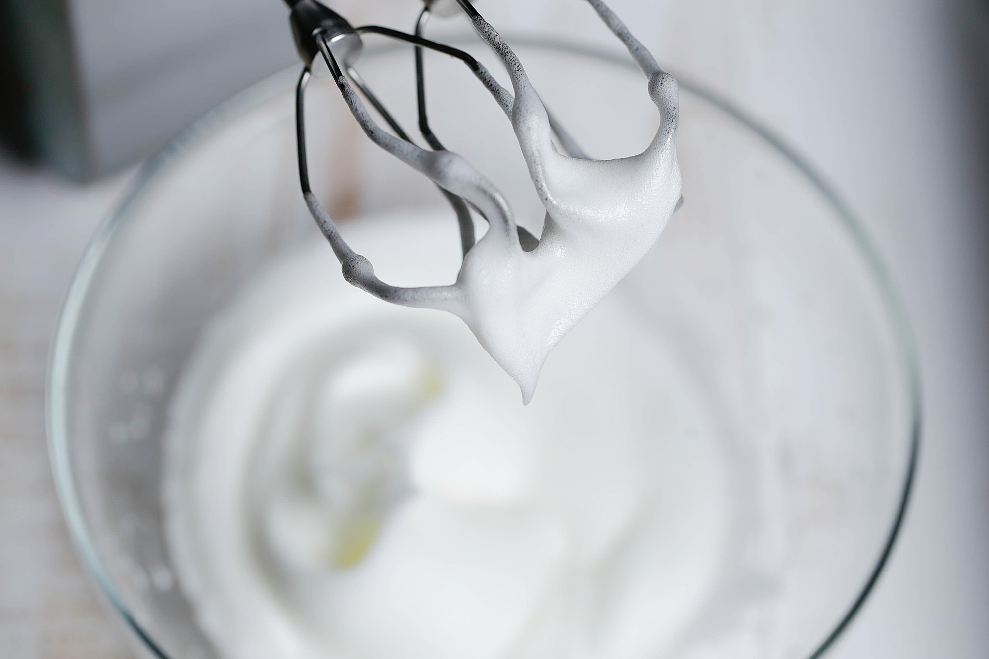 Kiri奶油芝士食譜——奶油芝士霜飾巧克力海綿蛋糕的做法 步骤11