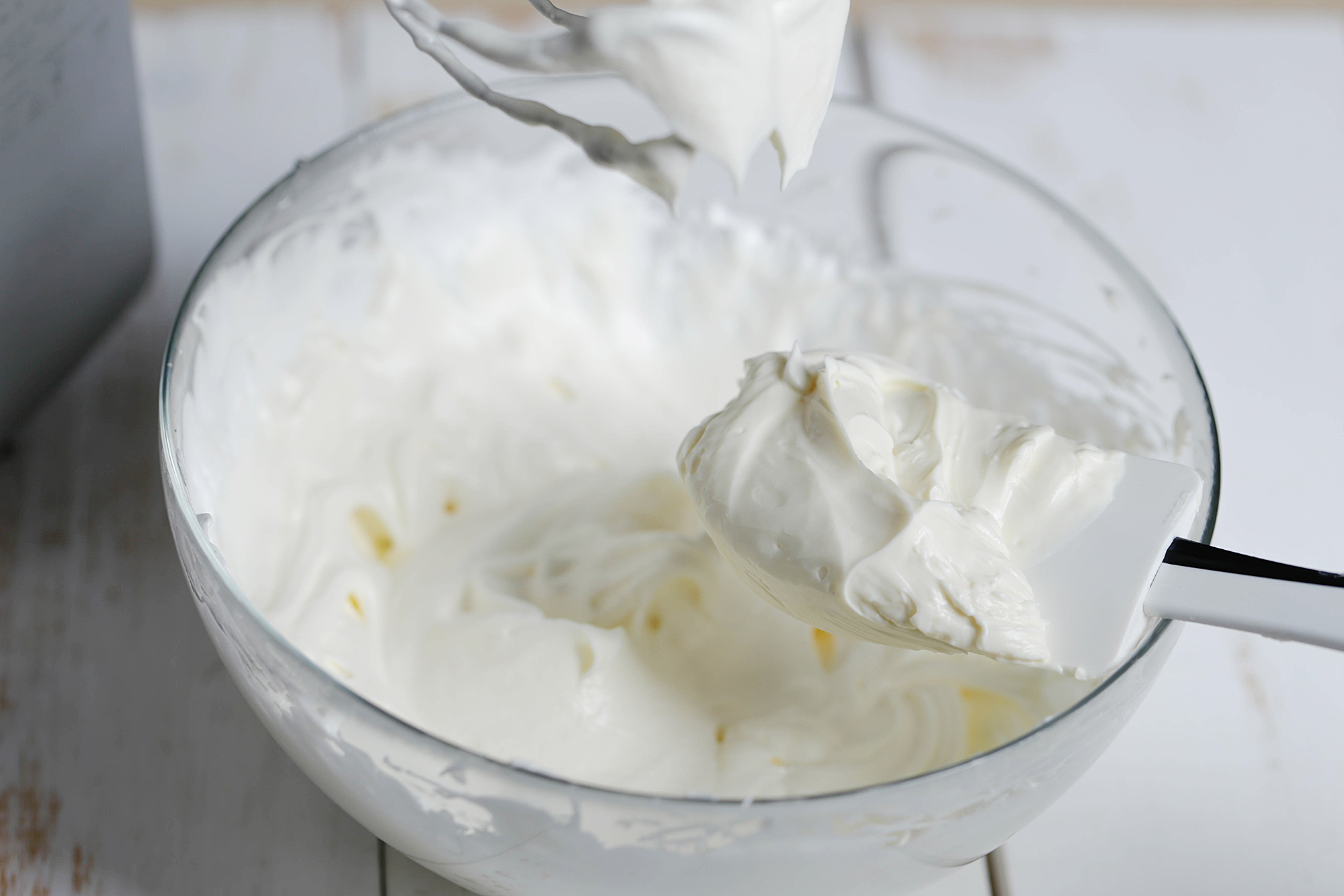 Kiri奶油芝士食譜——奶油芝士霜飾巧克力海綿蛋糕的做法 步骤16
