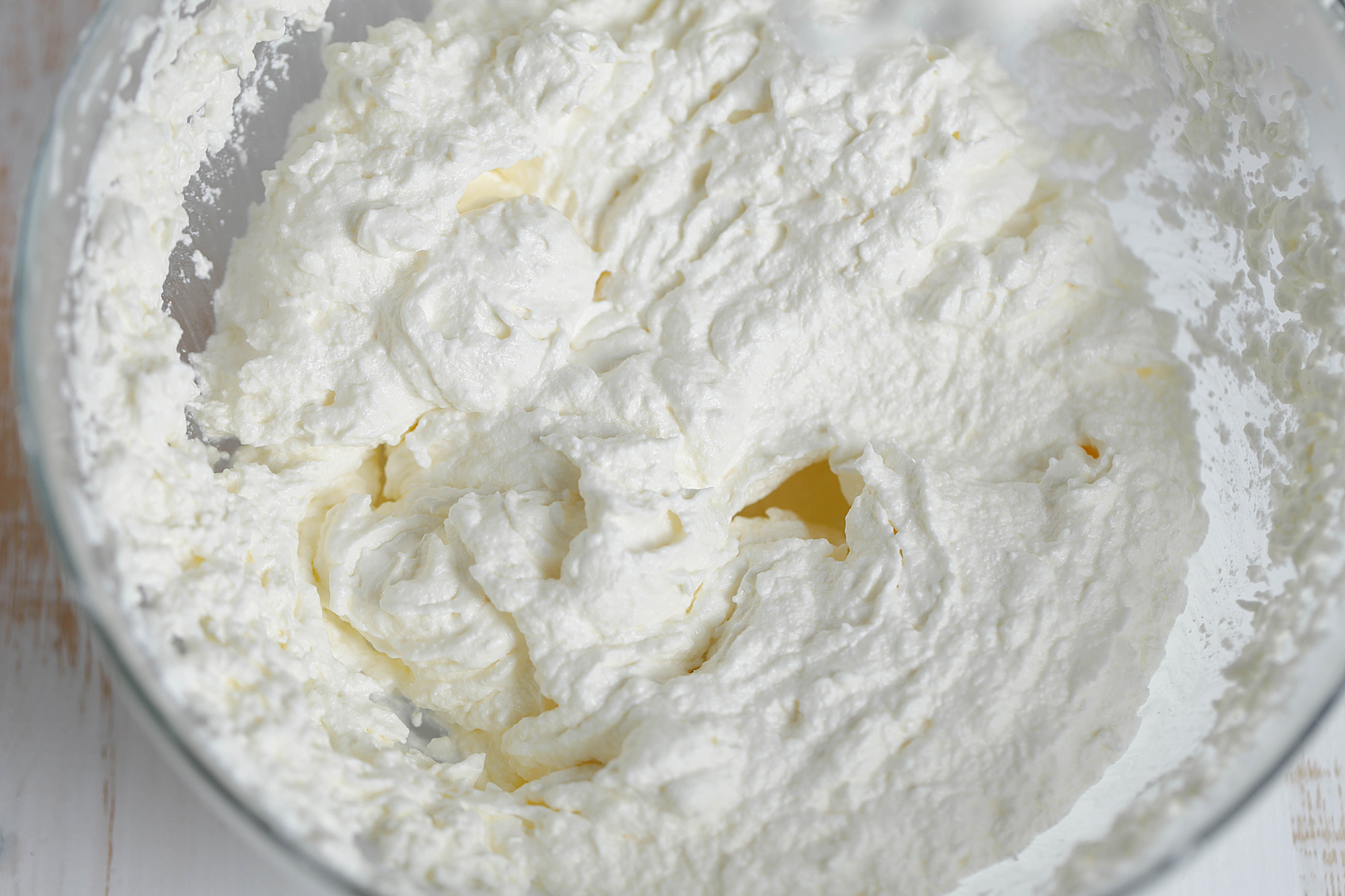 Kiri奶油芝士食譜——奶油芝士霜飾巧克力海綿蛋糕的做法 步骤17