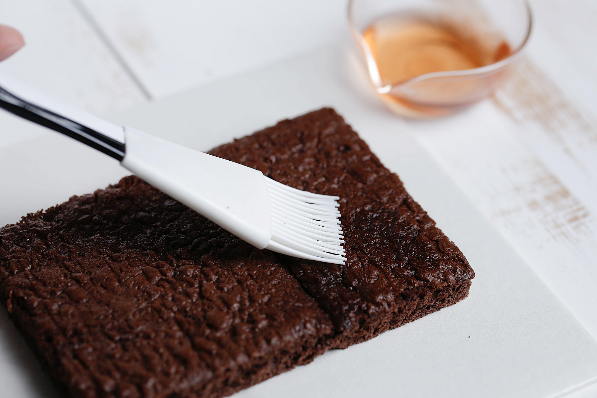 Kiri奶油芝士食譜——奶油芝士霜飾巧克力海綿蛋糕的做法 步骤20