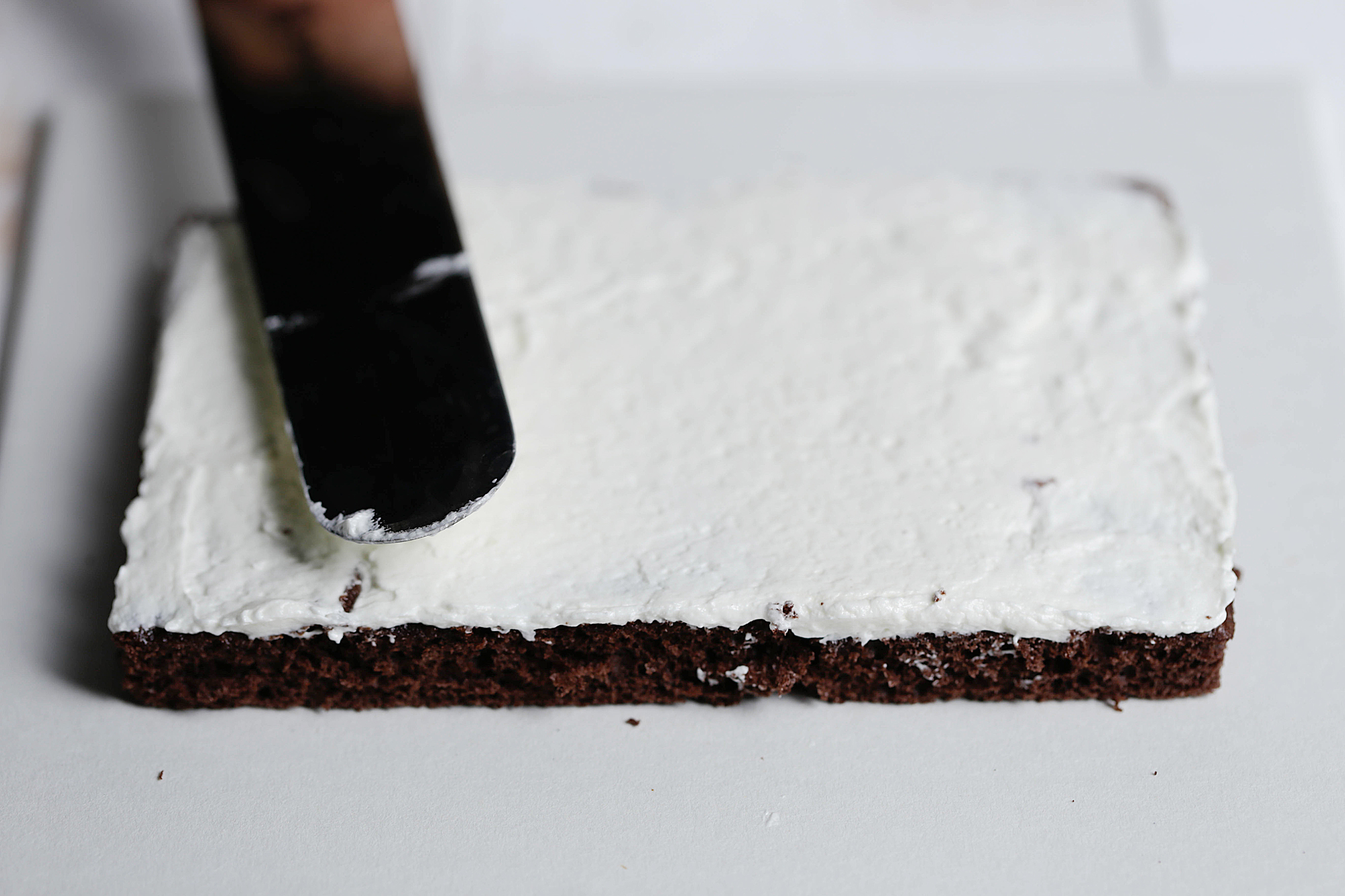 Kiri奶油芝士食譜——奶油芝士霜飾巧克力海綿蛋糕的做法 步骤21
