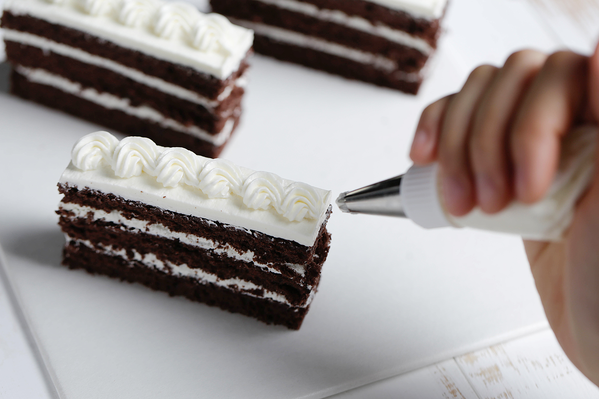 Kiri奶油芝士食譜——奶油芝士霜飾巧克力海綿蛋糕的做法 步骤23