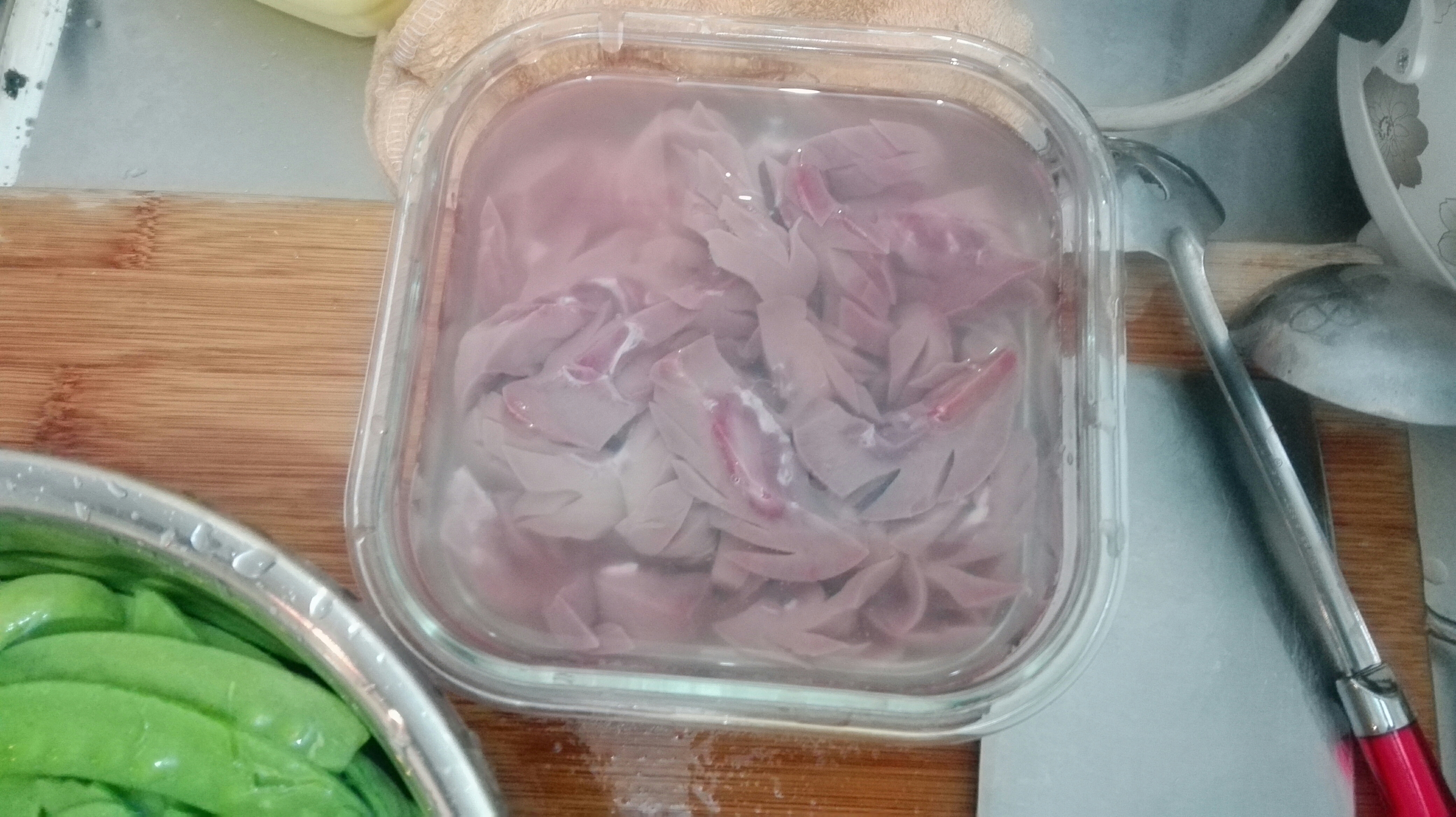 豌豆炒豬腰的做法 步骤1
