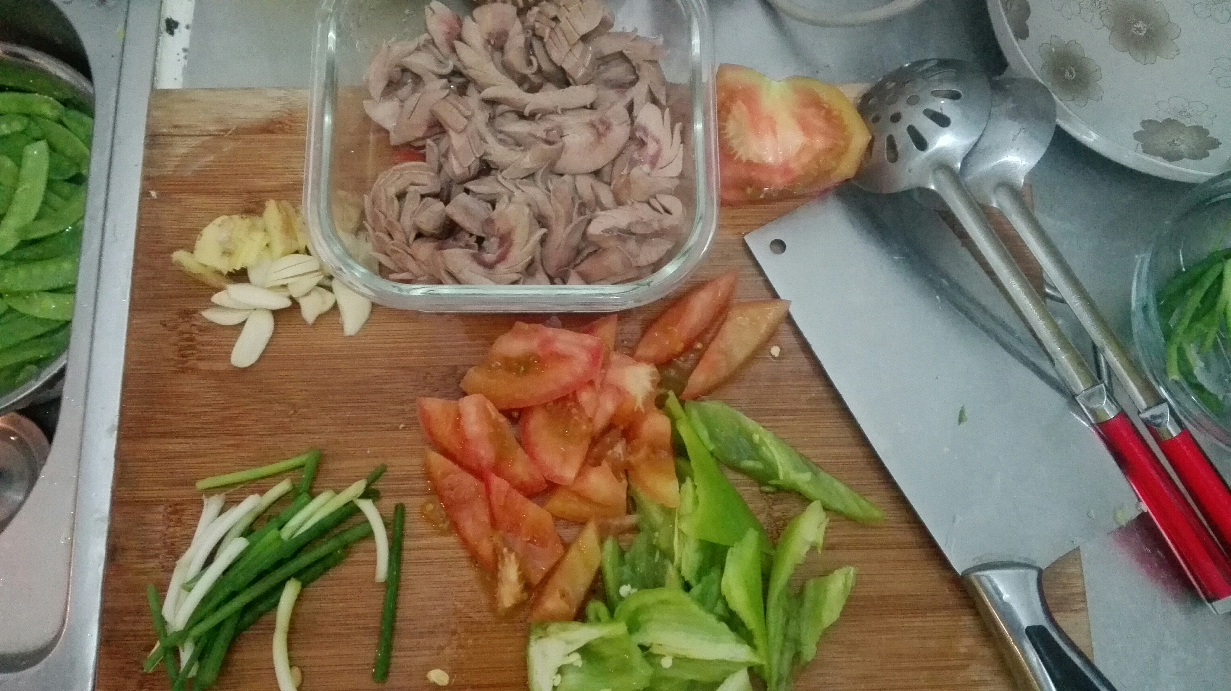 豌豆炒豬腰的做法 步骤2