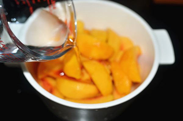 糖水黃桃罐頭的做法 步骤4