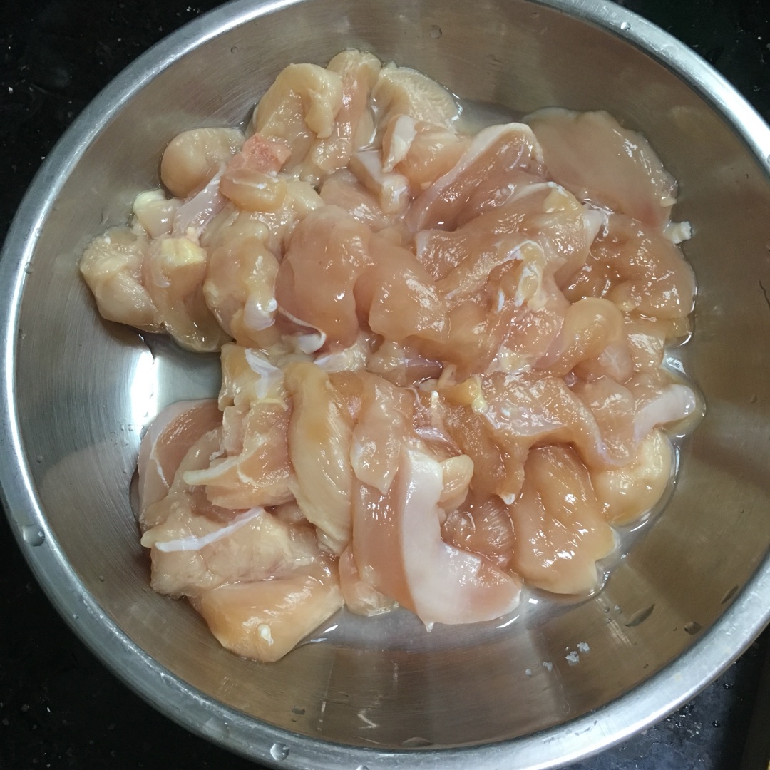 草菇芹菜大蒜炒雞腿肉的做法 步骤1