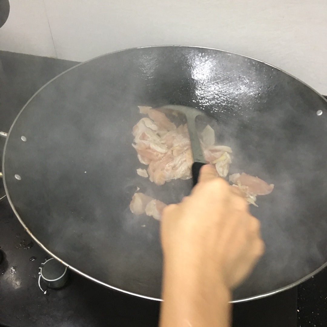 草菇芹菜大蒜炒雞腿肉的做法 步骤4