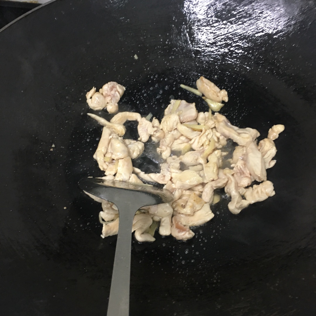 草菇芹菜大蒜炒雞腿肉的做法 步骤5