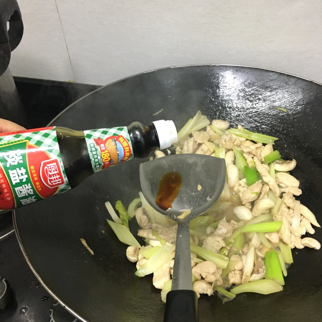 草菇芹菜大蒜炒雞腿肉的做法 步骤8