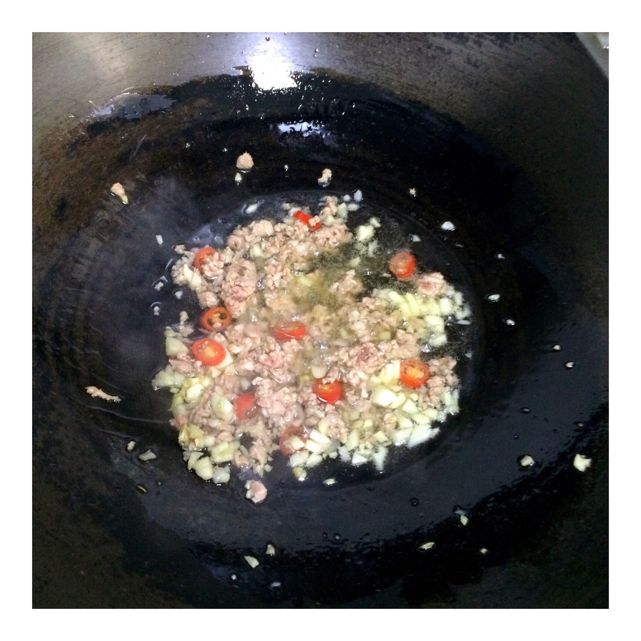 酸菜蝦皮炒茄子的做法 步骤9
