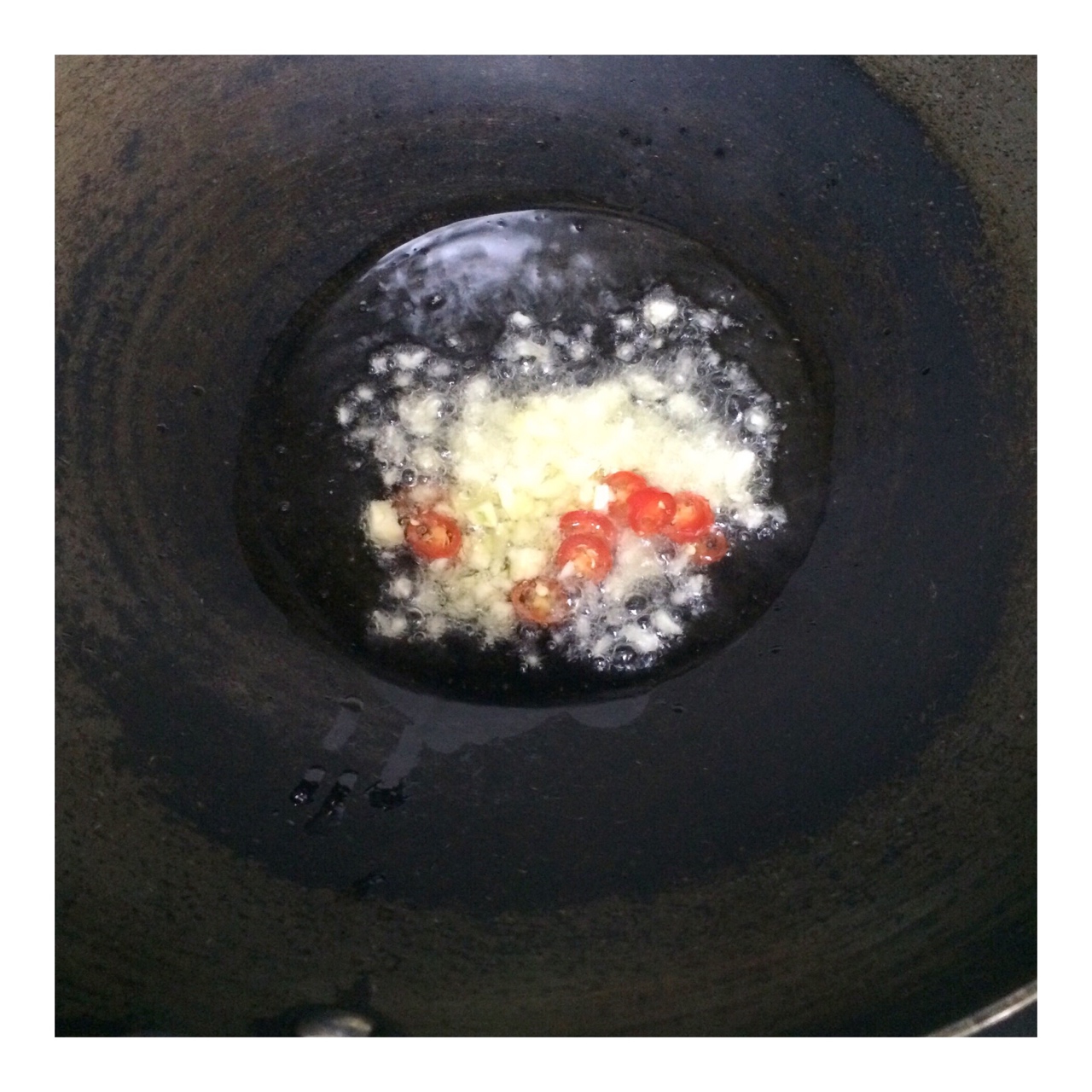 酸菜蝦皮炒茄子的做法 步骤8