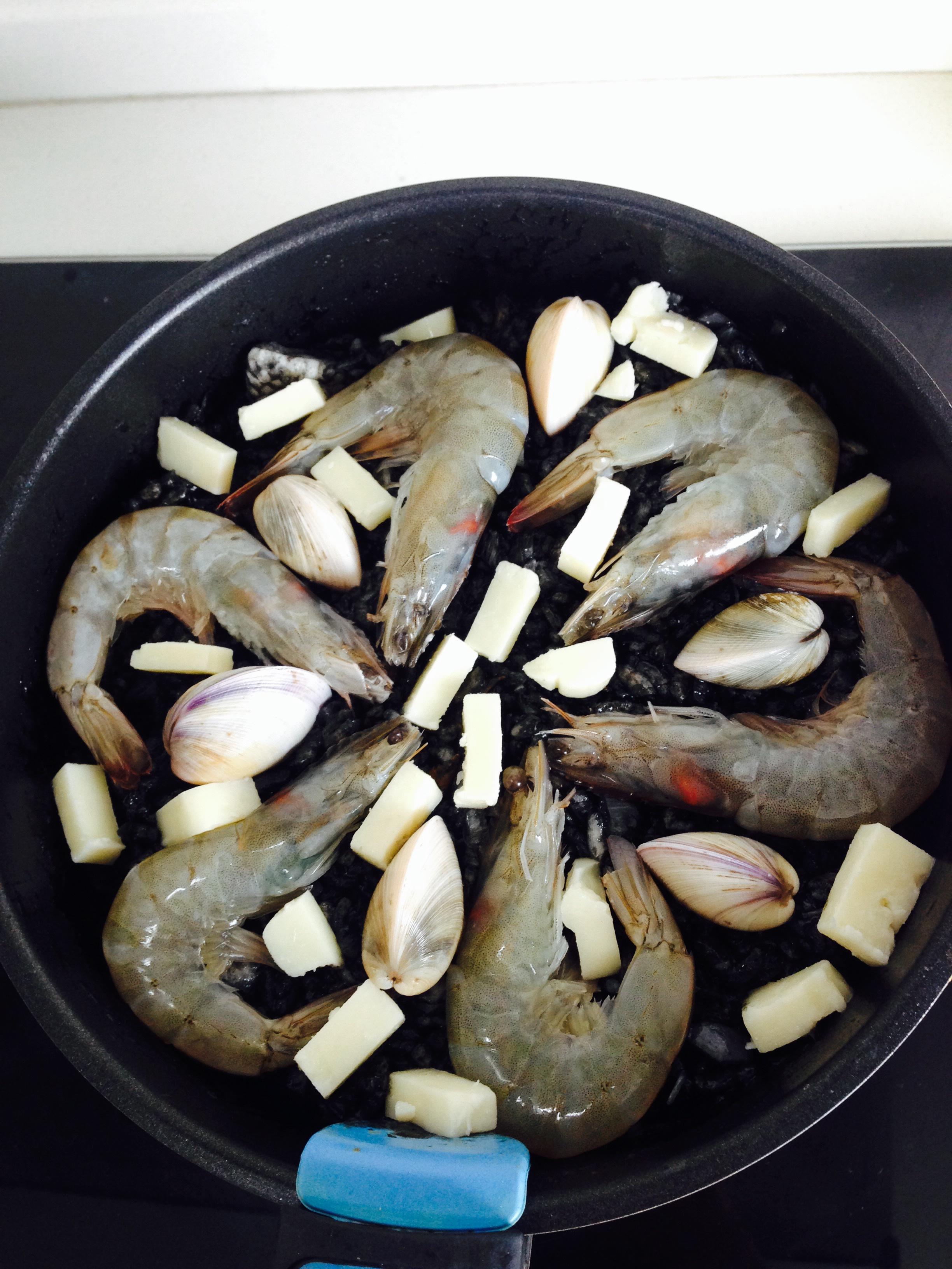 西班牙墨魚汁海鮮飯的做法 步骤5