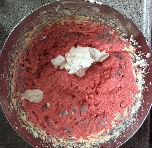 紅絲絨杯子蛋糕（酸奶油Q彈版）Red velvet cupcake的做法 步骤6