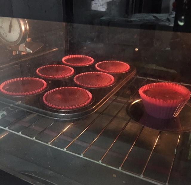 紅絲絨杯子蛋糕（酸奶油Q彈版）Red velvet cupcake的做法 步骤10