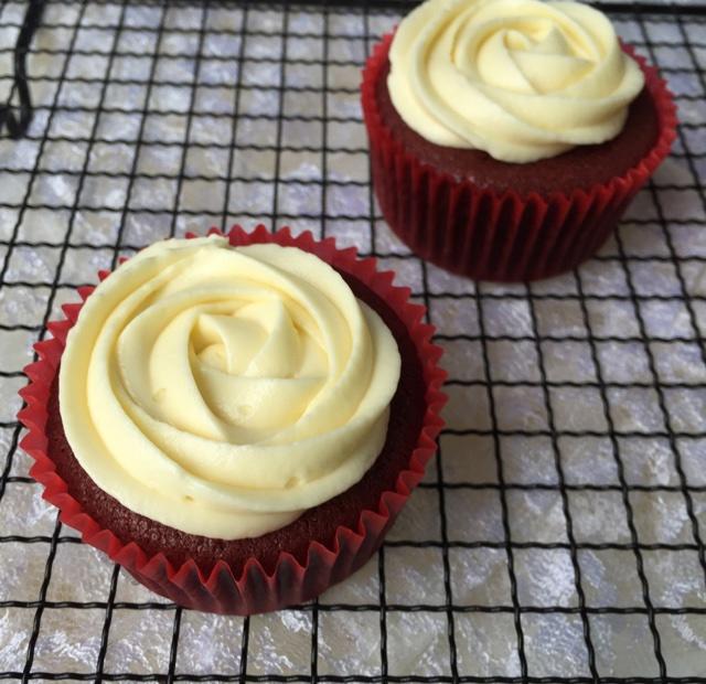 紅絲絨杯子蛋糕（酸奶油Q彈版）Red velvet cupcake的做法 步骤11