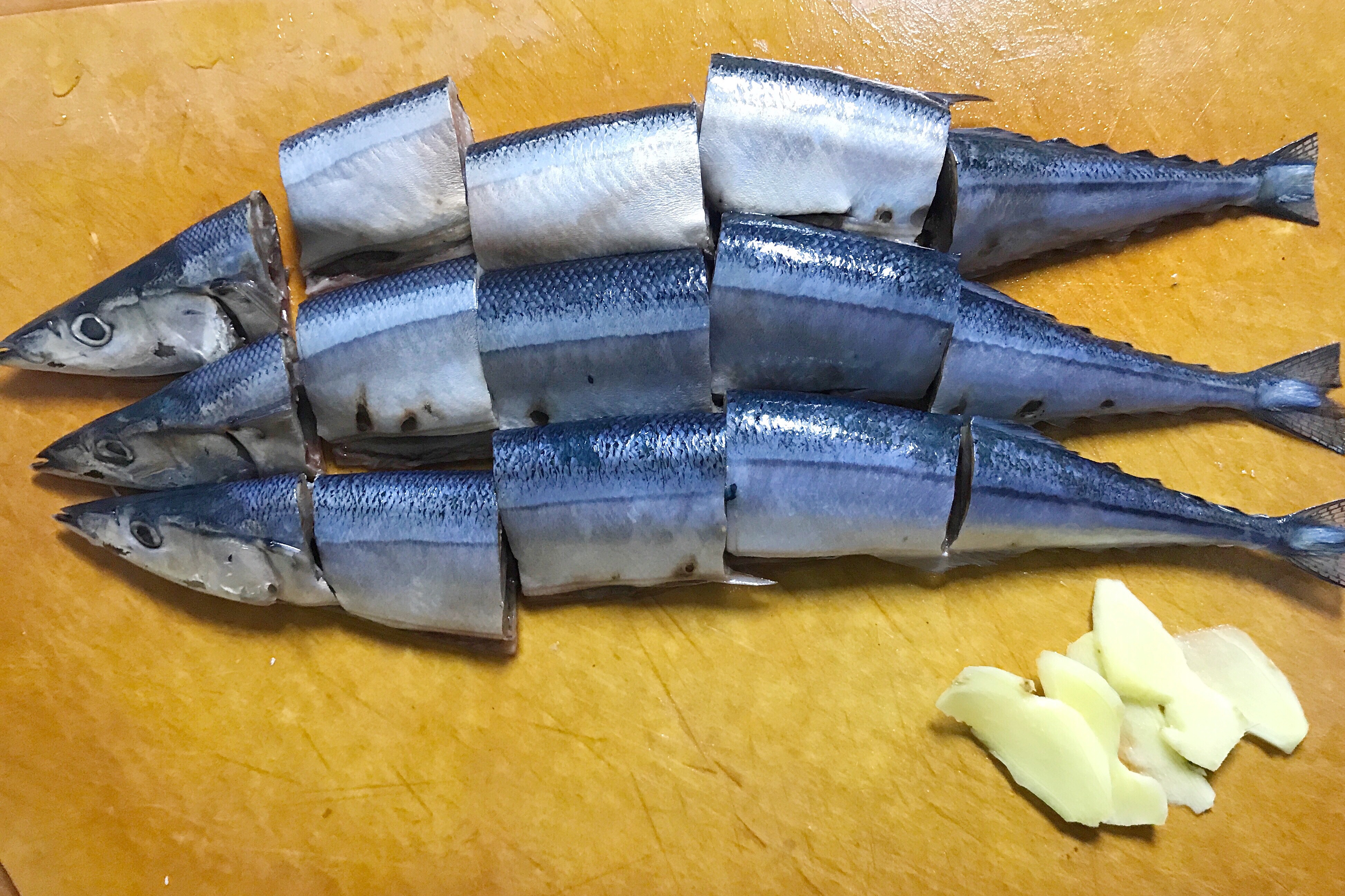 話梅煮秋刀魚的做法 步骤1