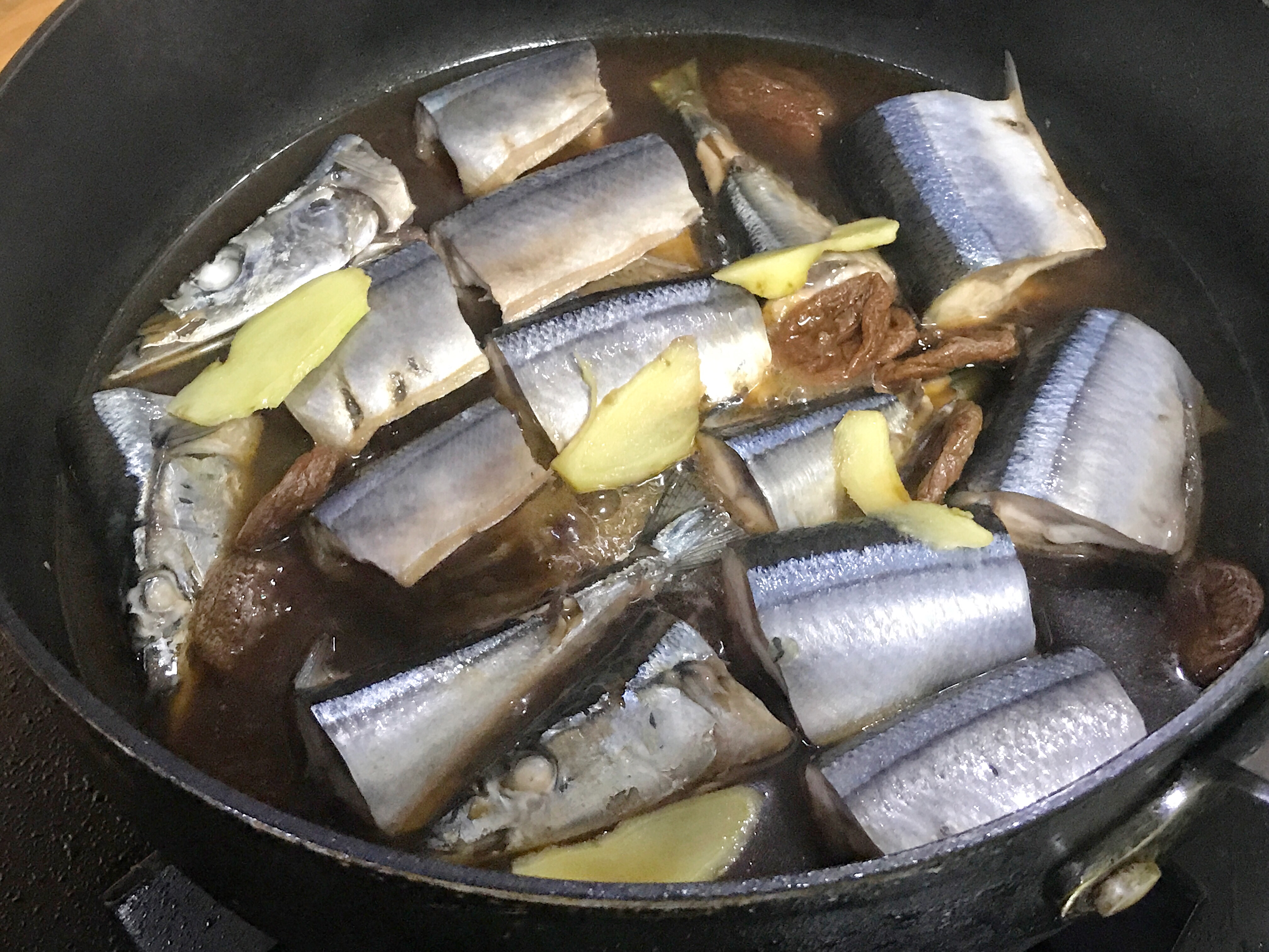 話梅煮秋刀魚的做法 步骤3