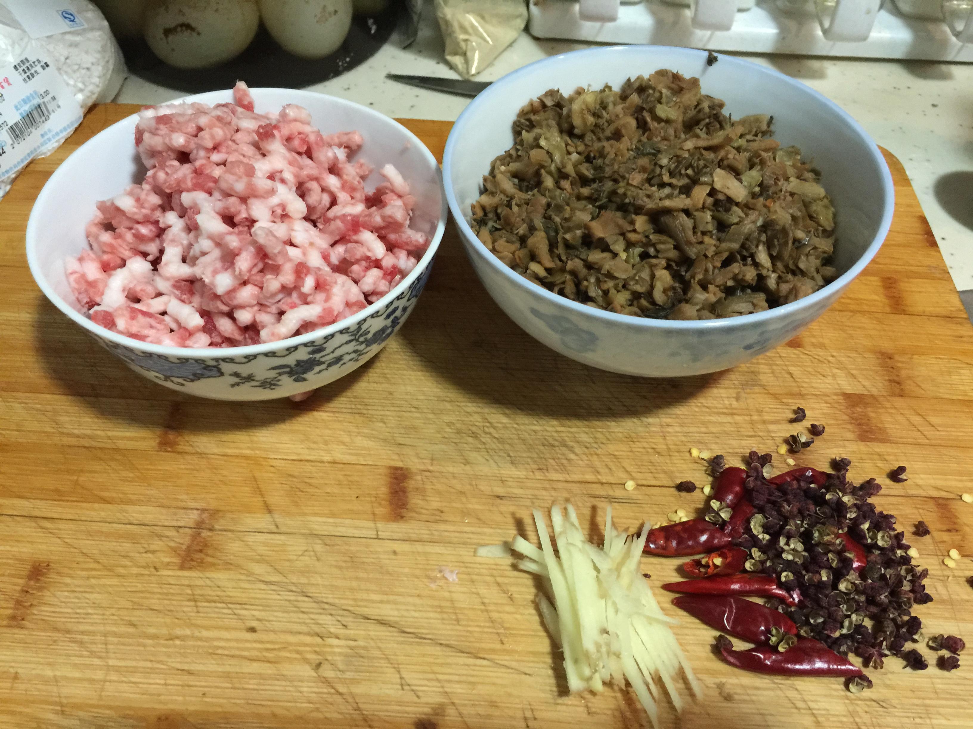 芽菜炒肉末的做法 步骤1