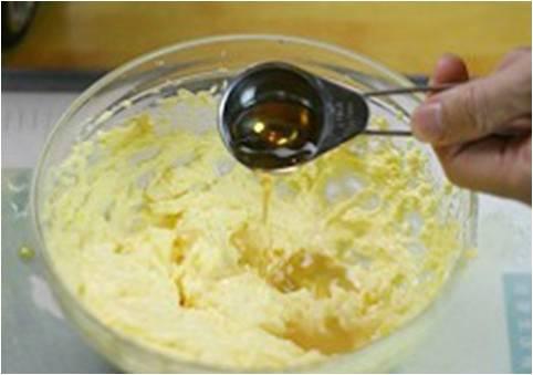 蛋黃奶油霜的做法 步骤5